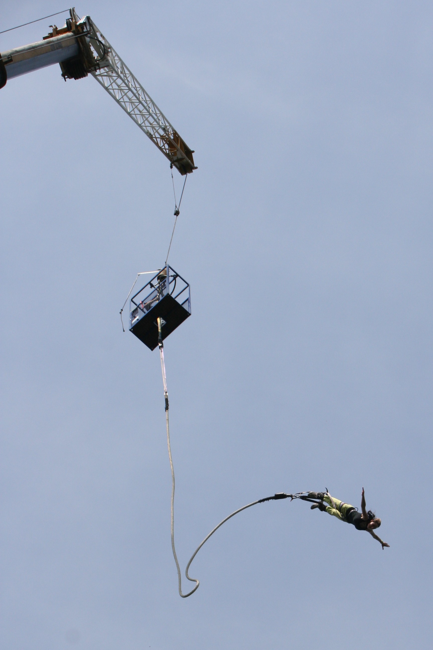 Saut à l'élastique de grue dans le Val de Marne.